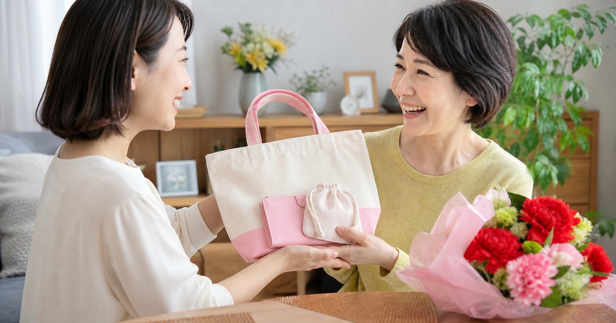 母の日にオリジナルグッズを贈る親子