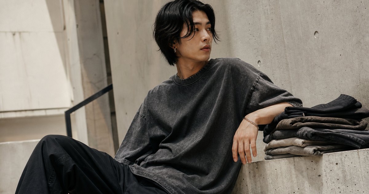 ヴィンテージ調のフェードウォッシュTシャツを着たモデル